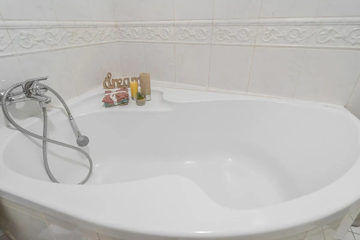 Karmelitska 2 Luxury 1B Apartment Прага